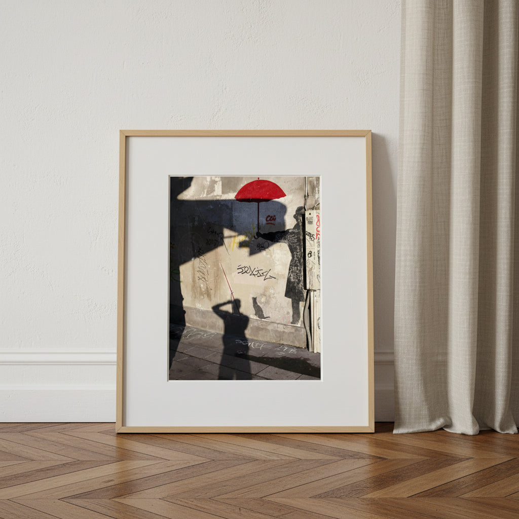 Paris, Rue du Chat qui Pêche, silhouette au parapluie rouge – photographie de Mohamed Khalil