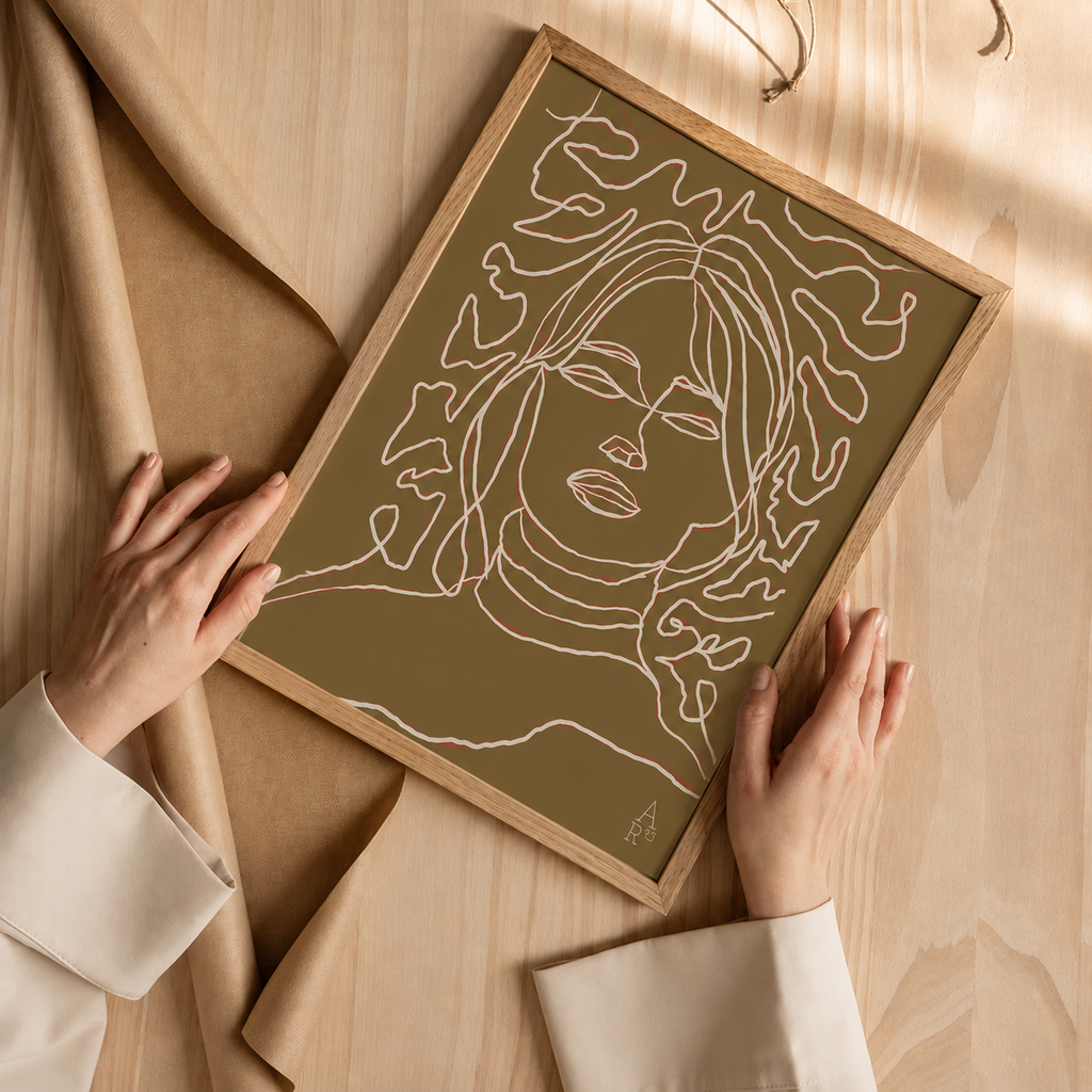 Portrait d'une fille kaki, portrait féminin en line art par Aude de Riberolles – affiche d'art