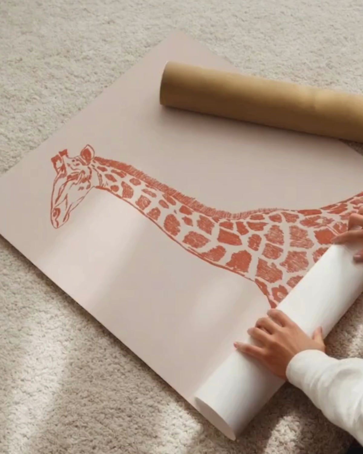 La grande girafe, version couleur, affiche illustrée au crayon par Aude de Riberolles – visuel 2